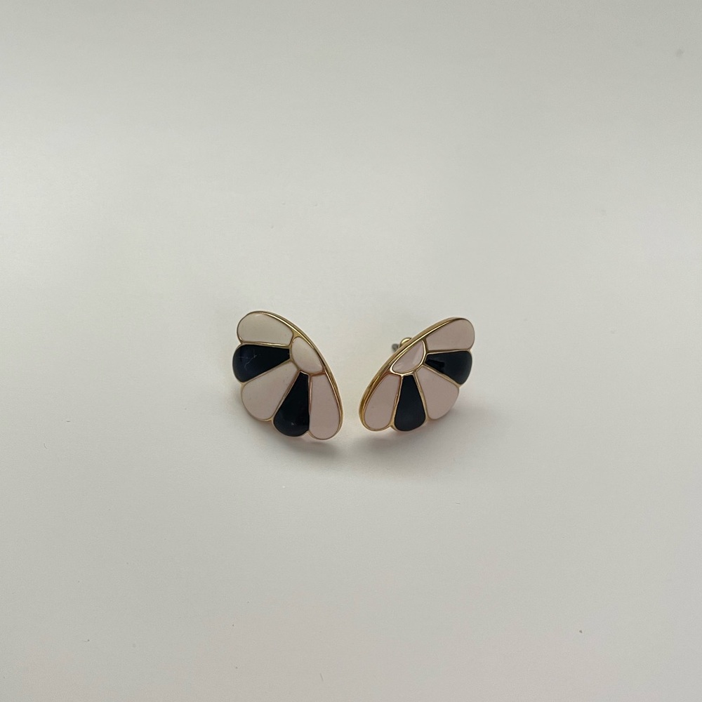 Vintage BW Enamel in Gold Stud